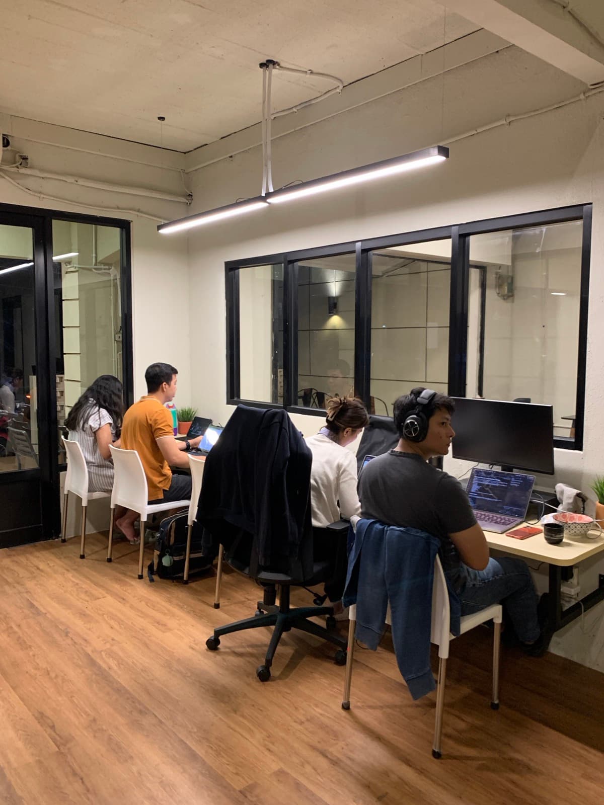 Pengunjung bekerja dengan monitor eksternal di Kopi Tempat Kerja Bintaro